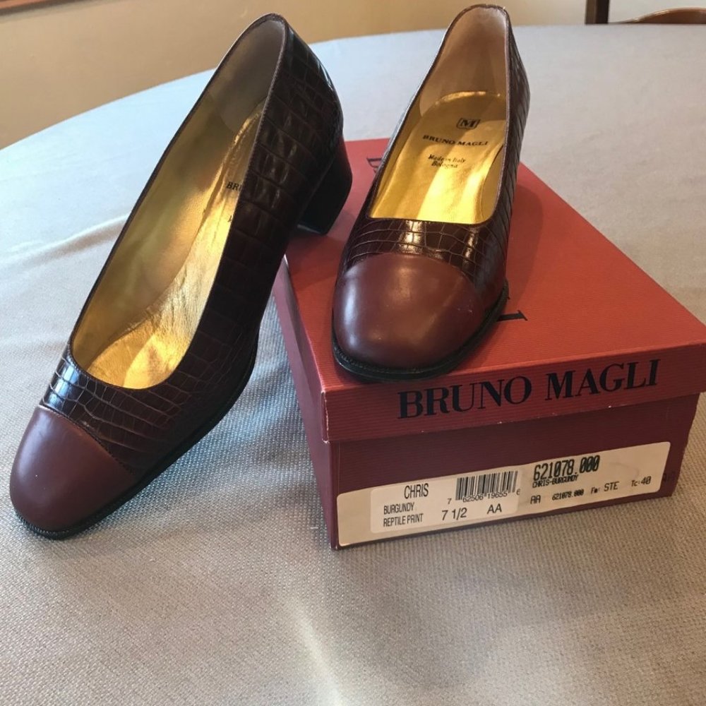 Elegant Brown Crocodile Pattern Women's Shoes - Picture 2 of 5